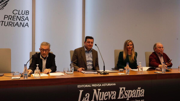 Andrés Calvo participa en la mesa del Club de Prensa Asturiana